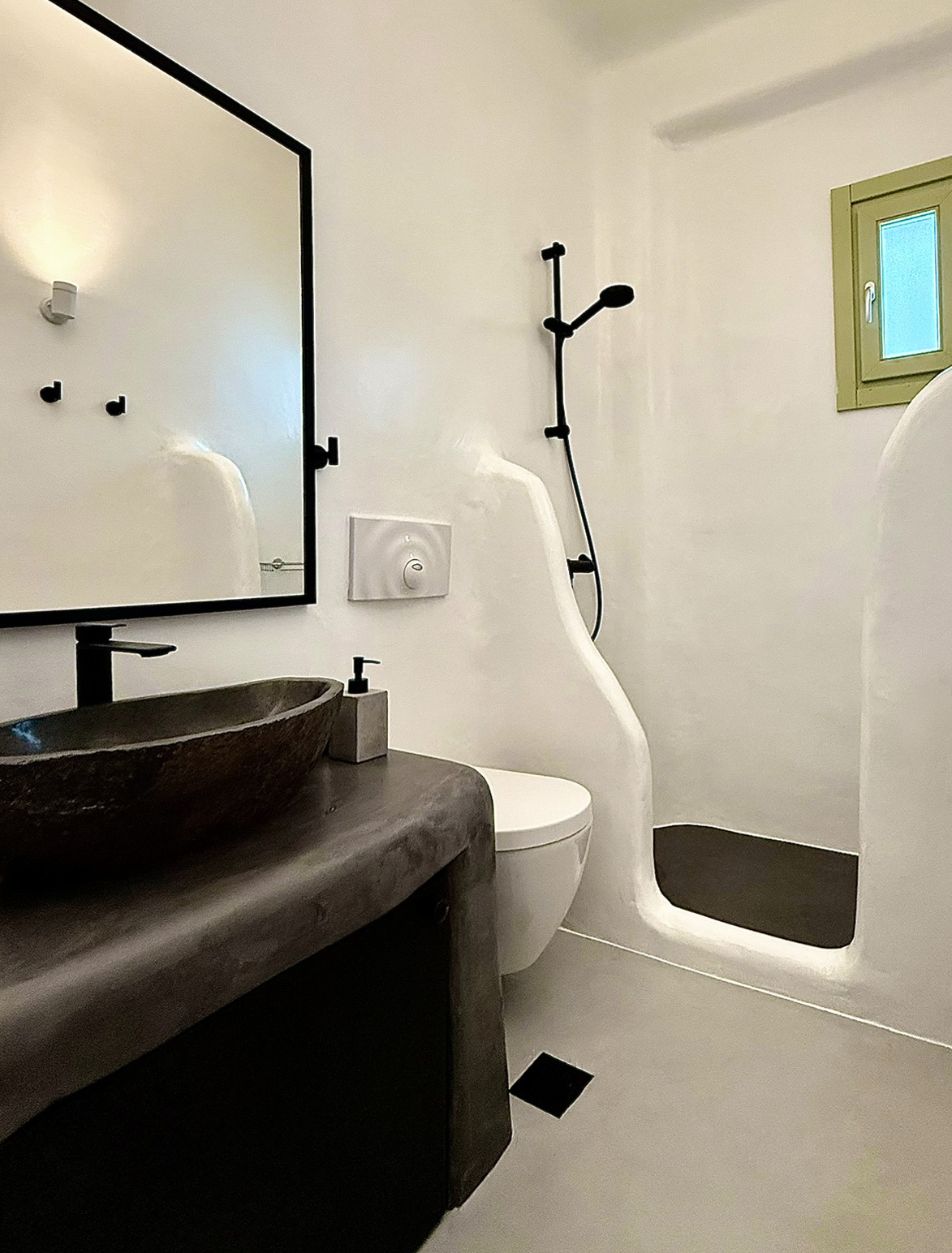 Villa AGNES en-suite bathroom with black stone sink