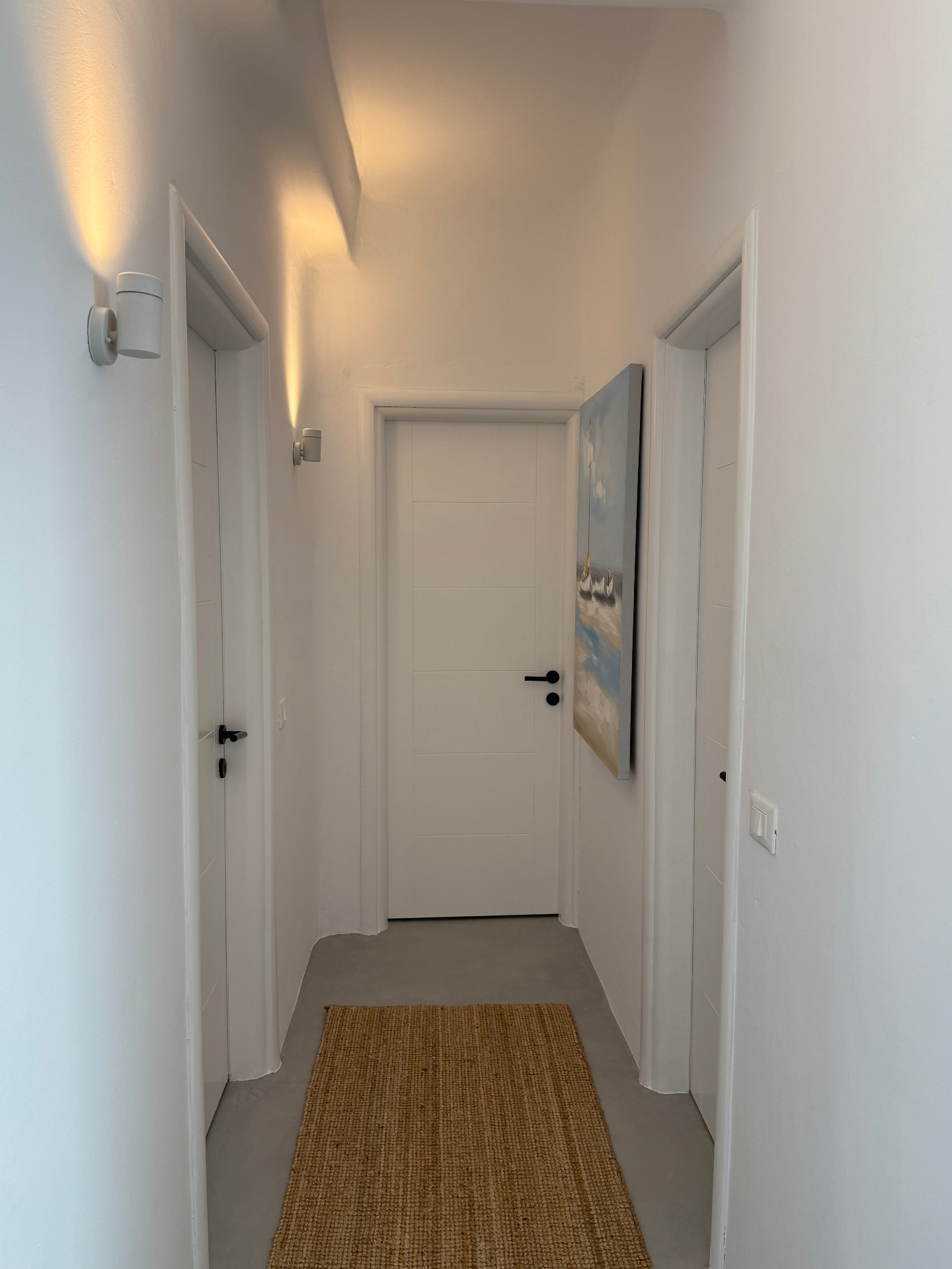 Villa AGNES interior corridor with jute runner