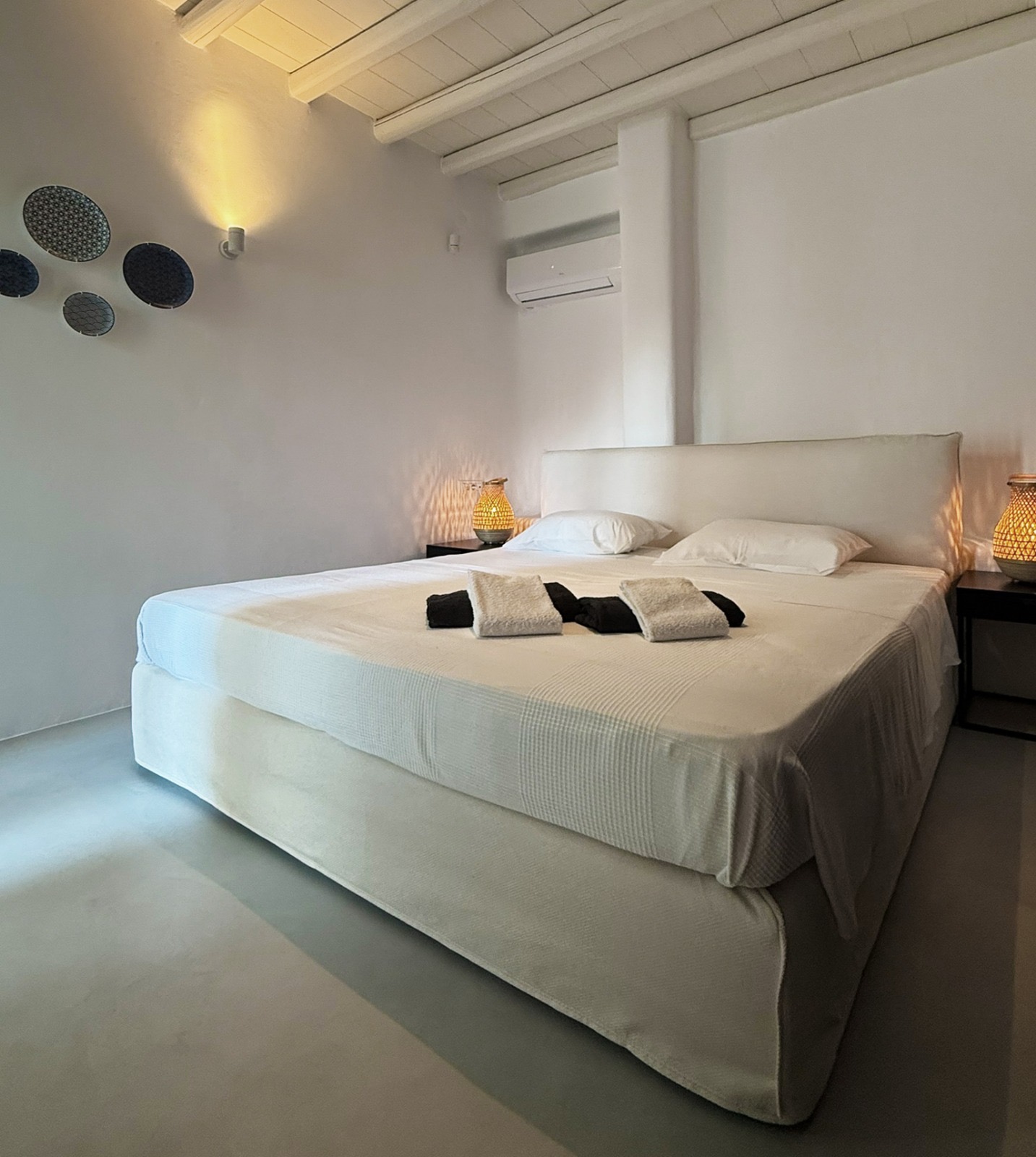 Villa AGNES bedroom with decorative plates