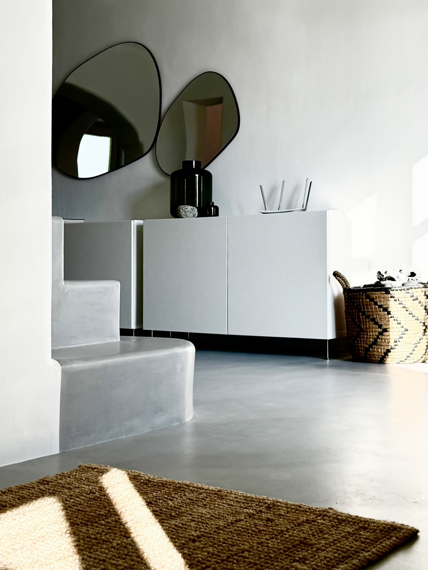 Villa AGNES ground-floor entry with sculptural mirrors and stone step