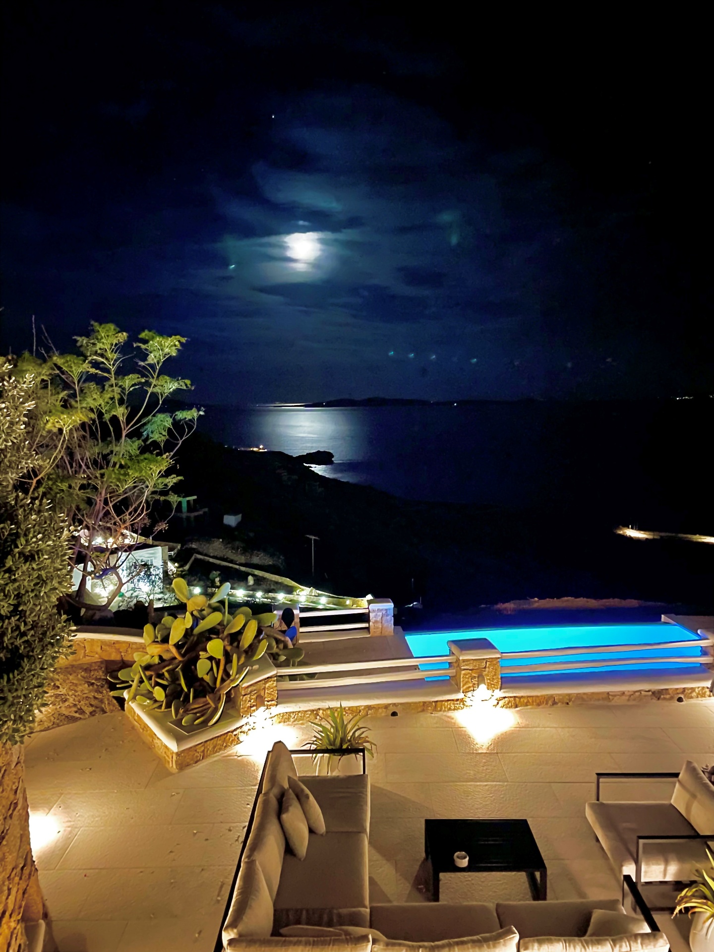 Villa AGNES pool and sea under moonlight