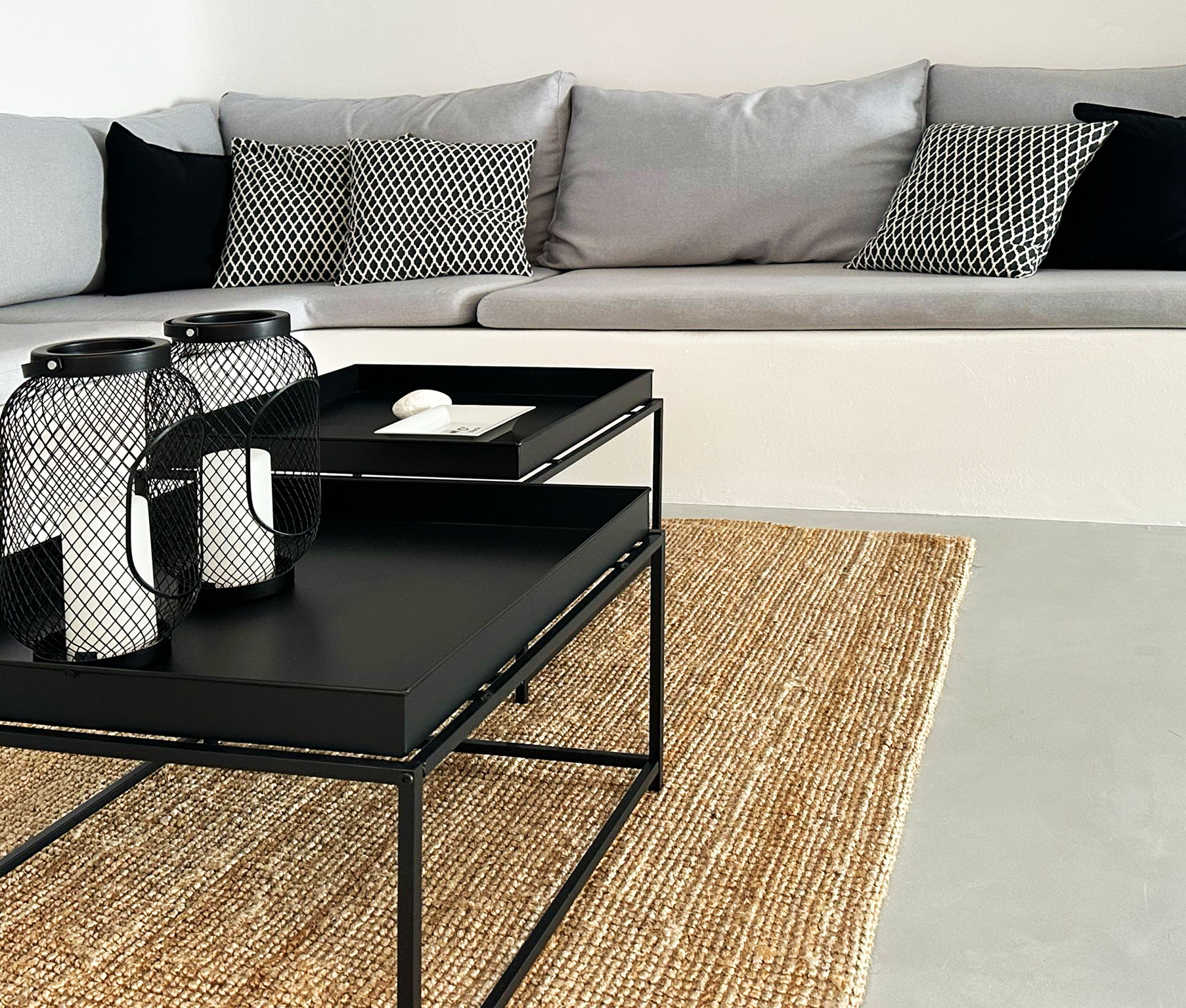 Villa AGNES lounge with grey banquette and black lanterns